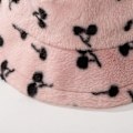 Miniatyrbilde 3 av 5: Fuzzy Bucket Hat for Kvinner og Menn - Plysj, Fluffy, Vintervarm, Morsom Fiskehatt Cherries-black