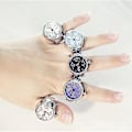 Miniatyrbillede 4 af 5: 2 stk L04 Urskive Quartz Analog Watch Creative Steel Cool Elastisk Quartz Finger Ring Watch Til Mænd / White