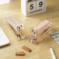 Miniatyrbillede 2 af 3: Klar akryl rose gold hæftemaskine Luksus skrivebords manuelle hæftemaskiner med top moderne design Sleek kontor og skrivebordstilbehør rose gold