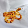 Miniatyrbillede 1 af 4: 3D-trykt kobra leddelt, leddelt, livagtig slangefigur til samling, perfekt til boligindretning og gave (guld)