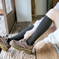 Miniatyrbillede 4 af 5: 1 Par Kvinders Lange Strømper Bløde Høj Elasticitet Ensfarvet Tyk Anti-slip Varme Casual Stribet Struktur Kvinders Strømper Vinter Tilbehør Grey Green One Size