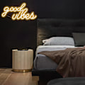 Miniatyrbillede 3 af 5: Good Vibes neonskilt til vægindretning, drevet af USB-neonlys til soveværelsesindretning, varm hvid farve, 16,1" x 8,3" x 0,6"