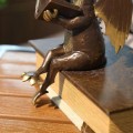 Miniatyrbild 4 av 5: Trädgård Dinosauriefigurer Konst Harts Skulptur Klassisk Drake Läsbok Staty Utomhus Hem Skrivbord Prydnad Samlargåvor
