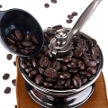 Miniatyrbilde 3 av 5: Retro brun tre manuell kaffekvern med bærbar sveiv, antikk design kaffekvern, espressokvern for kaffebønner, kaffebønner, rustfritt stål