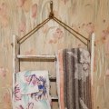 Miniatyrbilde 3 av 5: Vegghengende håndklestige Rustikk hvitkalket tre Benkeplatestige Farmhouse Dekor Håndklestativ med justerbart tau WhiteWood