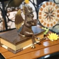 Miniatyrbillede 3 af 5: Have Dinosaur Figur Skulptur i Kunstharpiks Klassisk Drage Læser Bog Statue Udendørs Hjemmekontor Ornament Samlerobjekter Gaver