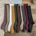 Miniatyrbillede 2 af 5: 1 Par Kvinders Lange Strømper Bløde Høj Elasticitet Ensfarvet Tyk Anti-slip Varme Casual Stribet Struktur Kvinders Strømper Vinter Tilbehør Dark Green One Size