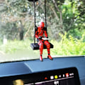 Miniatyrbillede 3 af 5: Deadpool Dukkepynt Charmerende Chic Svingdesign Tegneserie Dekorer Pvc Deadpool Bilhængende Pynt Til Bil Mengxi B