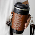 Miniatyrbild 1 av 4: Bärbar kopphållare i PU läder, kaffekoppshållare i läder med axelremmar, återanvändbar kaffefodral i läder Dark brown S