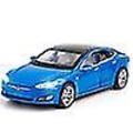 Pikkukuva 2 / 2: Tesla Model S -auton malli valolla ja avattavilla ovilla, musiikkisimuulaatiolla