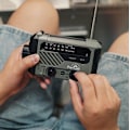 Miniatyrbild 3 av 4: Radio för utomhusbruk, vev- och solcellsdriven, multifunktionell