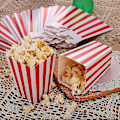 Pikkukuva 4 / 5: 50 kpl Popcorn-laatikot Punainen ja Valkoinen Raidoilla, Pienet Paperiset Makeisraskat, Retro