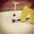 Miniatyrbillede 3 af 5: Alloy Finger Scooter med Mini Scooter Værktøj og Fingerboard Skateboard Legetøj [DmS] White 1 Pc
