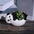 Pikkukuva 4 / 5: Ihana keraaminen panda riipus sisäpuutarhaan, työpöydän toimistokoriste