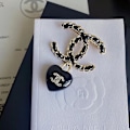 Miniatyrbild 1 av 4: Antik Svart Läder Retro Kärlek Brosch Högkvalitativ Design Personlighet Kändis Akryl Hänge Brosch #zc