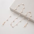 Pikkukuva 1 / 10: Tyylisävyiset helmiketjulliset silmälasiketjut Senilsnö Twisted Pearl