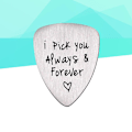 Miniatyrbild 2 av 2: Gitarrtillbehör Gitarr tumvalplock Titanium Stål Gitarrplock Metall Gitarrplock Brev Snidade Gitarrplock Tumvalplock Gitarr