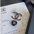 Miniatyrbillede 3 af 4: Antik sort læder retro kærlighed broche high-end design personlighed berømthed akryl vedhæng broche #zc