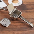 Miniatyrbillede 3 af 4: Tyuhe Manuel Citruspresser i Rustfrit Stål - Håndholdt Citruspresser til Hjemmekøkken