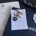 Miniatyrbillede 2 af 4: Antik sort læder retro kærlighed broche high-end design personlighed berømthed akryl vedhæng broche #zc
