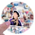 Miniatyrbilde 3 av 3: 100 stk/sett Taylor Swift Klistremerker Leke Dekal For Vannflaske, Bærbar PC, Skateboard, Hjelm, Bildekaler, Perfekte Gaver For Taylor-Fans Swiftie B