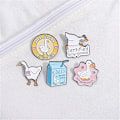 Miniatyrbilde 4 av 6: 6 stk Søte Gåsebokstav Lapel Pins Morsomme Ord Dyr Emalsje Pins Sett And Juice Box Brosjer Merker Klær Ryggsekk Dekorasjon For Barn Menn Kvinner