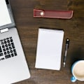 Miniatyrbillede 4 af 7: Læder Pen Etui Holder, Beskyttende Pen Etui, Fyldpen Holder Etui, med Metal Knap, Ægte Læder Håndlavet, til Stylus Touch Pen, Kuglepen Red