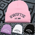 Miniatyrbild 2 av 2: Taylor Swift 1989 Beaniehatt Kvinnors Mode Stickad Stretch Cuffed Hatt SWIFTIE Broderad Skidmössa För Vinter White