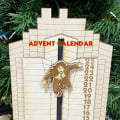 Miniatyrbild 3 av 4: Julkalender med Hans Gruber som faller från Nakatomi Plaza från Die Hard 2