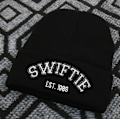 Miniatyrbild 1 av 2: Taylor Swift 1989 Beaniehatt Kvinnors Mode Stickad Stretch Cuffed Hatt SWIFTIE Broderad Skidmössa För Vinter Black