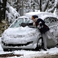 Pikkukuva 4 / 5: Autonjääraappa hanskoilla, Tuulilasin huurteenpoistoraappa hanskalla, Jääraappa tuulilasinraappa hanskoilla, Ammattimainen autonjääraappa täyttää B qd:n vaatimukset