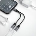 Miniatyrbild 5 av 6: Lightning till Lightning Laddnings- / Ljudadapter för iPhone -XO Svart