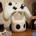 Miniatyrbillede 2 af 4: Universal Spilcontroller Stativ Kompatibel med PS4/PS5/Switch Hollow Knight Tema Skrivebordsvisning Black