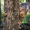 Miniatyrbillede 5 af 5: Havefigur af Polyresin i Form af en Havealfe, der Klemmer et Træ - Havepynt til Hjemmet