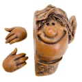 Miniatyrbillede 2 af 5: Havefigur af Polyresin i Form af en Havealfe, der Klemmer et Træ - Havepynt til Hjemmet