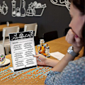 Miniatyrbillede 3 af 5: 2 stk. Akryl Plakater, Skilt Holder, Display Plakatstillad, A5 L-Formet Klar Akryl Diskbords Plakatskilt Display Skrå