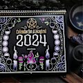 Pikkukuva 3 / 5: 2024 Taianomainen Almanakka: Magiaa Arkeen - Pehmeäkantisella Kalenterilla 2024 - Kalenteri Taianomaiseen Vuoteen