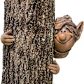 Miniatyrbillede 1 af 5: Havefigur af Polyresin i Form af en Havealfe, der Klemmer et Træ - Havepynt til Hjemmet