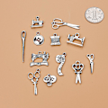 Miniatyrbilde 3 av 5: 12 stiler hjem verktøy charms legering anheng tibetansk stil saks mynt hammer