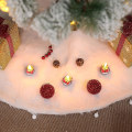 Miniatyrbilde 5 av 5: Stor kunstig juletreskjørt i plysj, juletrematte, basetrekk til juledekorasjon, jul, nyttår, hjem, gulv, fest, gave, ornament, hvit, grå