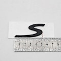 Miniatyrbild 5 av 5: Baklucka Dekal S-Logotyp för Cayenne Bilstjärna Emblem 82 x 38 matte silver