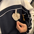 Miniatyrbillede 4 af 5: Sjov Træ Finger Brosche Mellemfinger Pin DIY Ki, Vendbar Mellemfinger Pin