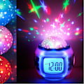 Miniatyrbillede 2 af 2: Stjernehimmel Projektor Lampe Natlys LCD Vækkeur Med Musik Snooze Kalender Termometer Soveværelse Dekoration