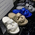 Miniatyrbild 4 av 5: Skull Slides Sommarsandaler för Män Kvinnor, Coola Skull Tofflor med Öppen Tå, Halkfria Roliga Slides för Inomhus Utomhus