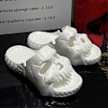 Miniatyrbild 2 av 5: Skull Slides Sommarsandaler för Män Kvinnor, Coola Skull Tofflor med Öppen Tå, Halkfria Roliga Slides för Inomhus Utomhus