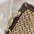 Miniatyrbild 4 av 4: Dam Vävda Halm Konstläder Hinkväska Med Pärlmetallkedja Axelremsväska Liten Axelväska Messenger Handväska Strand Reseplånbok-XK6437