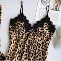 Miniatyrbild 4 av 5: 2025 Senaste Modell Satin Silk Nattlinne Dam Sexig Långärmad Leopardtryck Spetsunderkläder Morgonrockar Sling Sovkläder Pyjamasset Under
