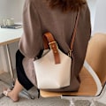 Miniatyrbild 4 av 5: Ny bärbar hinkväska, axelväska, crossbody-väska, konstläder, nischhandväska