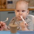 Miniatyrbilde 4 av 5: Silikon Babykopp for Baby - Grepvennlige Håndtak & Avtakbare Lopp for Overgang fra Sugerørkopper til Vanlige Kopper