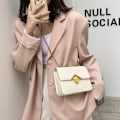 Miniatyrbild 4 av 5: Crossbody-väskor för kvinnor - Flap Saddle-väska-stil